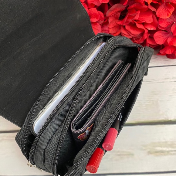 Harry Potter Hogwarts Crest Cosmetic Bag Clutch - Picture 12 of 14